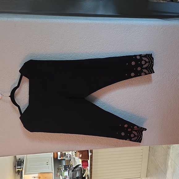 🖤🌸 Torrid Crop Premium Legging – Scallop Embroidery | Black | Size 2 (18/20) - Picture 9 of 9
